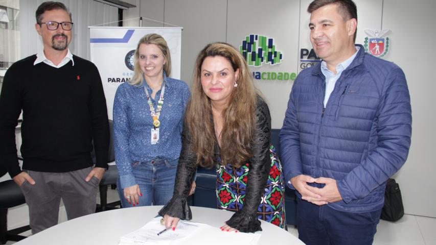 Keli Guimarães assina Termo de Cooperação do Programa Paraná Digital