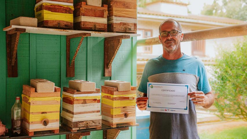 O produtor Erich de Barros Lange com caixas de abelhas.